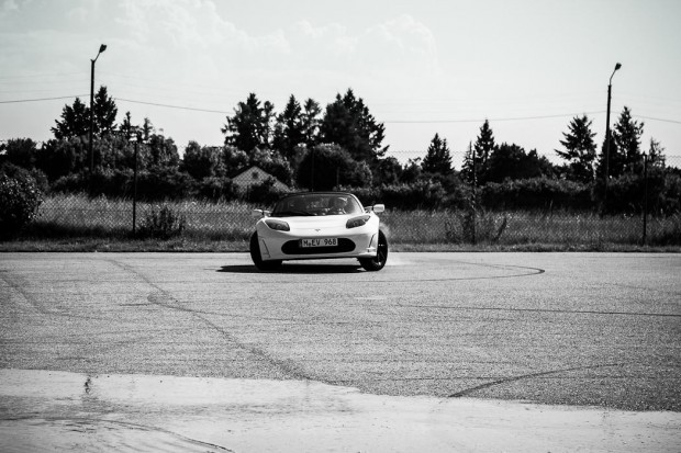 Tesla Roadster - geht auch mal quer Tesla Roadster - geht auch mal quer