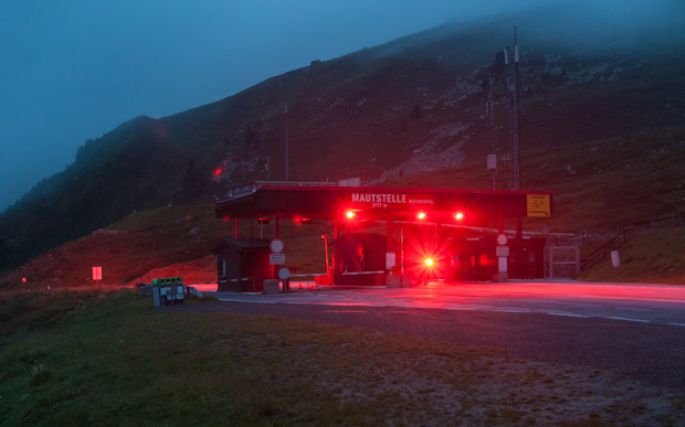 Geschlossene Mautstelle auf dem Timmelsjoch Geschlossene Mautstelle auf dem Timmelsjoch