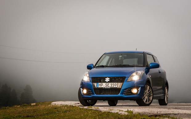 Suzuki Swift Sport im Nebel auf dem Kühtaisattel Suzuki Swift Sport im Nebel auf dem Kühtaisattel