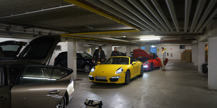 Autos beladen in der Hoteltiefgarage